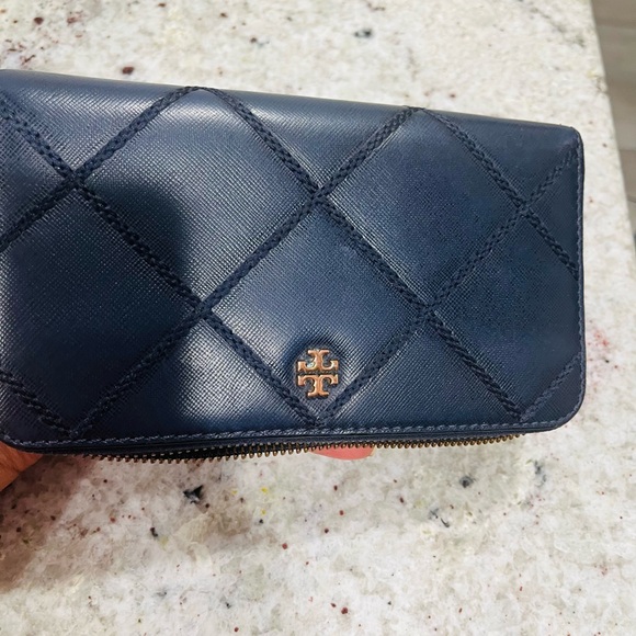 EUC Tory Burch Navy Quilted Wallet with Gold Emblem - Picture 3 of 8